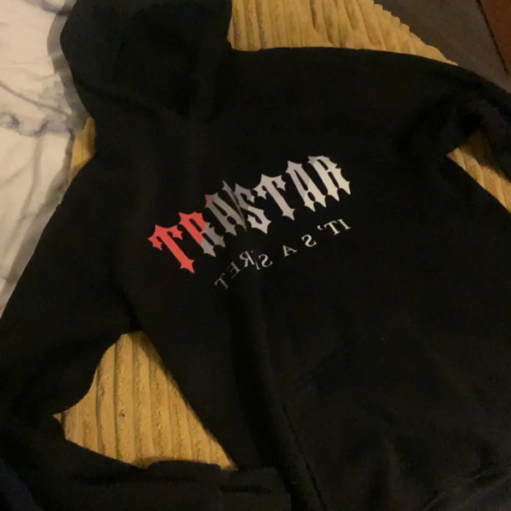 Har 2st trapstar hoodies båda i storlek M 150kr/st eller båda för 250kr. Ena tröjan är blå med vit text den andra är svart med röd text. Neuletakit & Villapaidat.