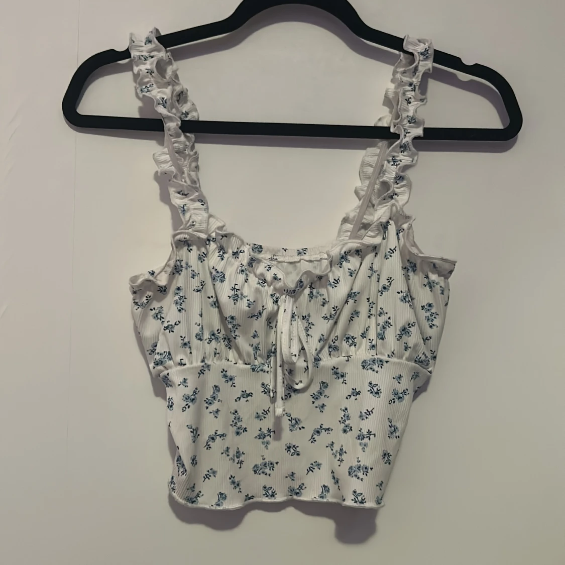 Vit blommig linnetopp med volangdetaljer