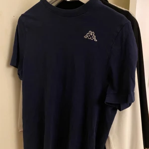 Mörkblå t-shirt från Kappa - Säljer en mörkblå t-shirt från Kappa. T-shirten är i bra kvalité utan några fel. Storlek S