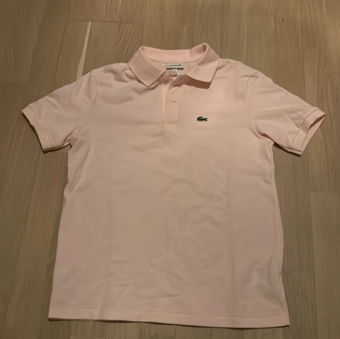 Ljusrosa pikétröja från Lacoste