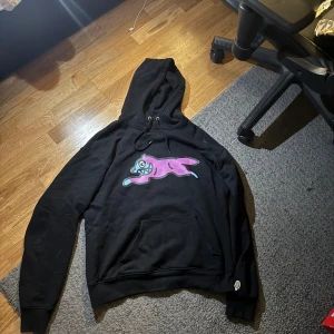 BBC - RUNNING DOG HOODIE - Köpt på size för cirka 1500kr. 9/10 skick, inte en enda synlig defekt. Printen har inga cracks osv. Storlek L. Klicka gärna köp nu! Frakt samma dag! Klistermärkena medföljer 