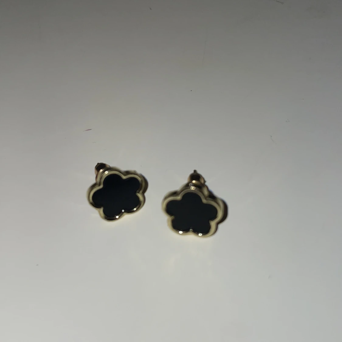 Guldarmband och örhängen med svart blomma - 1