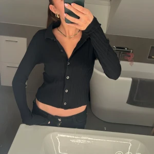 Svart ribbad kofta - Snygg svart ribbad kofta med knappar framtill. Går super bra att både klä upp och klä ner🤗