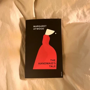The Handmaid’s Tale - Säljer boken ”The Handmaid’s Tale” av Margaret Antwood (1996, Engelska) i nyskick! Boken är oläst och har inga märkningar eller böjda kanter, perfekt nyskick. Ingen retur. Packar boken i flera lager för att minska risken för skada under leverans. Kan skicka med post eller mötas upp i Uppsala! Det är bara att skriva om du har några frågor! <3