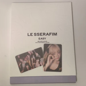 LE SSERAFIM - Säljer LE SSERAFIMs Easy album. Allt på bilderna medföljer. Kommer även med en mini poser och stor poster som inte är med på bilden. Skivan är använd ett fåtal gånger.