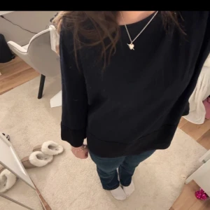 Mörkblå tröja - Mörkblå topp/tröja  med långa ärmar från COS strl S