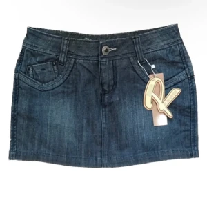 Jeanskjol från Rmarte y2k emo  - Snygg jeanskjol från Rmarte i mörkblå denim. Kjolen har en klassisk femficksdesign med en dekorativ broderad detalj på bakfickan. Den har en knapp och dragkedja framtill samt ett bälte baktill för extra stil. Perfekt för en avslappnad look. midjemått 35 cm, höft omkrets 42 cm, längd 32 cm