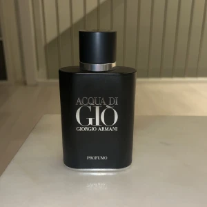 Acqua di Giò Profumo - Säljer en elegant och maskulin parfym, Acqua di Giò Profumo från Giorgio Armani. Flaskan är stilrent svart med en silverdetalj vid korken. Doften har aromatiska och marina toner med inslag av kryddor, trä och citrus. Är en doft som ger dig en lyxig och fräsch känsla, användt 10 ml vilket motsvarar att det är 65 ml kvar, hör av dig vid minsta frågor.😁👊🏼