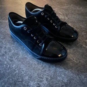 Lanvin - Ett par feta lanvin skor med en fet färg! Skick 8/10 Cap toen är typ ny skick Pris 2000 uk8 motsvara 43