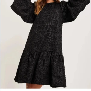 Svart volang klänning med puffärmar - Fin svart klänning med unik struktur och volang, skriv för fler bilder eller frågor💞