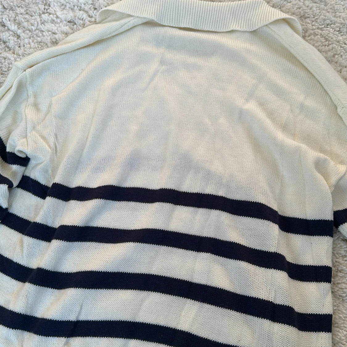 Vit och marinblå randig tröja från Nelly - 91