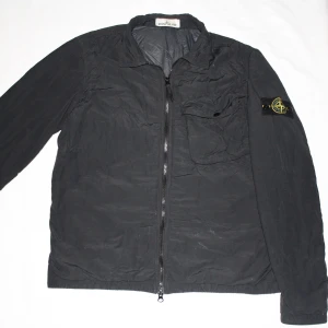 Stone Island jacka  - Snygg svart jacka från Stone Island med dragkedja och en bröstficka. Fint skick. Storlek: M