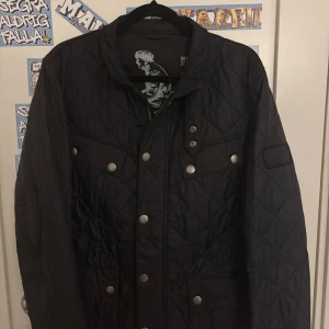 Barbour jacka - Tja! Säljer nu mina Barbour jacka pga för liten för mig alltså ingen skada eller defekt! Använd max 5-10gånger! Priset går att diskuteras! Nypris 2700-3100! Storlek M/L