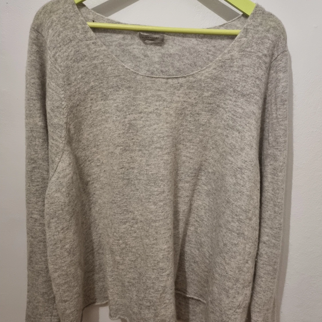 Grå tröja med vingmotiv från Hunkydory - 90