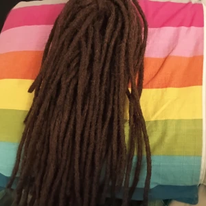 Mörk brun äkta dreadlocks o handgjord dreads  - Säljer en brun äkta med långa dreadlocks. Perfekt för att ändra stil eller för en speciell tillställning. Lätt att använda och ger en cool look.