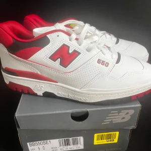 New Balance 550 i vitt och rött - New Balance 550 vita/röd sneakers storlek 42,5  Säljer ett par New Balance 550 i färgerna vitt och rött. Skorna är HELT NYA och har aldrig använts. De kommer i originalkartongen.  Passar BÅDA MÄN O KVINNOR.  Har du fler frågor TVEKA INTE HÖR AV DIG