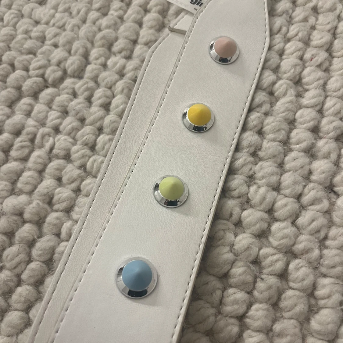 Vitt bälte med färgglada nitar från Gina Tricot