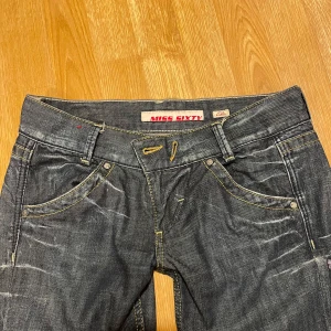 lågmidjade mörkblåa jeans - supersnygga lågmidjade raka jeans från miss sixty med söta detaljer💕köpta här på plick men var tyvärr för stora😊fin detalj på baksidan som lätt kan tas bort om så önskas🫶 ‼️MÅTT‼️ midja: 40 cm innerben: 83 cm längd: 105 cm skrev: 19 cm