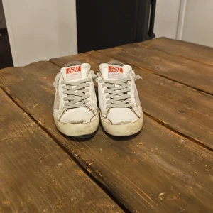  Golden Goose -  Golden Goose  GGDB strlk 40 det är bra skick bara att sulan har lossnat i fram dom är äkta utan box och utan kvitto pris kan diskutetas skorna är storlek 40 men sitter som typ 41-42