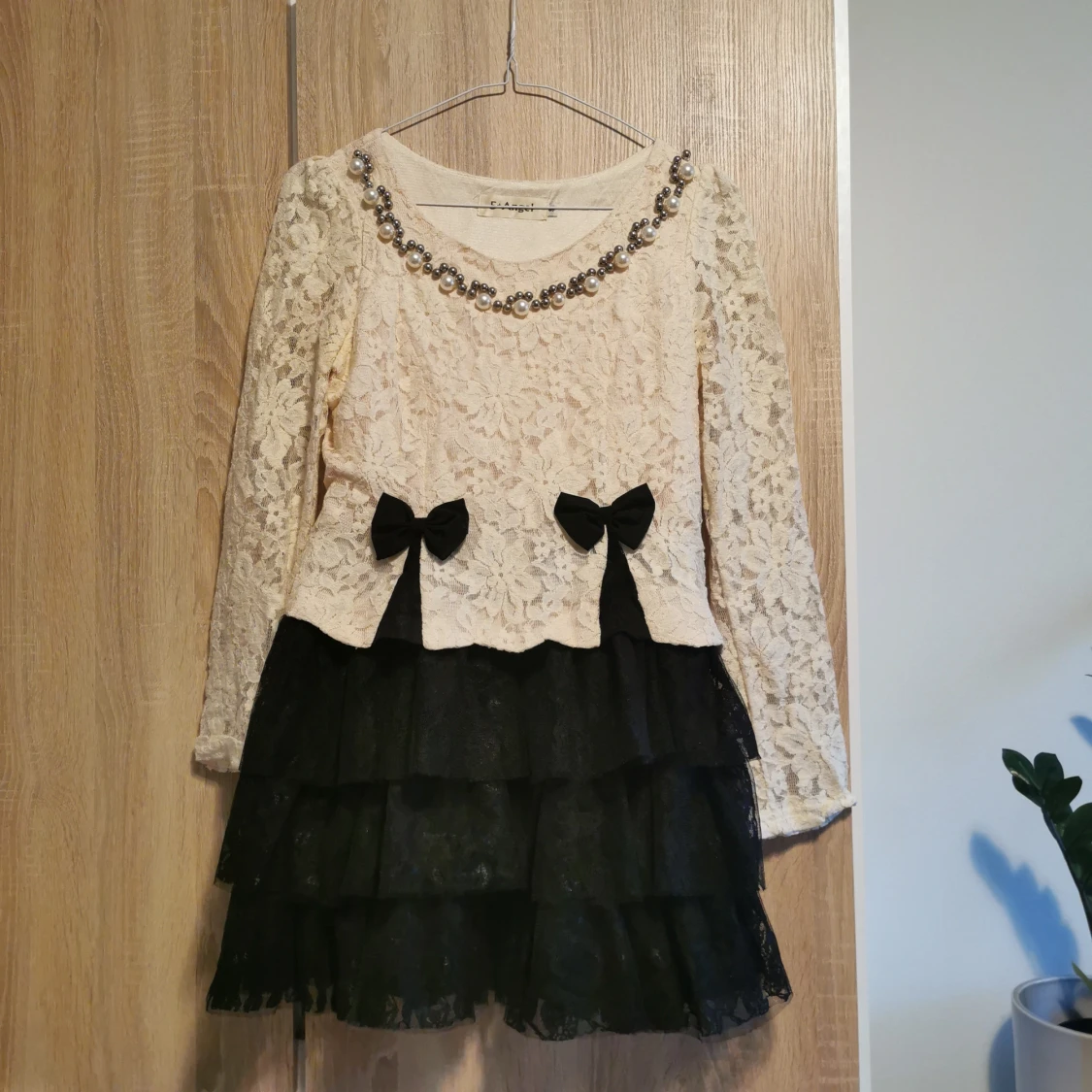 (S) Spetsklänning med pärldetaljer