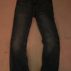 Mörkblå jeans - Säljer dessa jeans då dom inte kommer till användning. Dom är från Hm i storlek 158 (passar på mig som är 160). Dom är som i nytt skick.