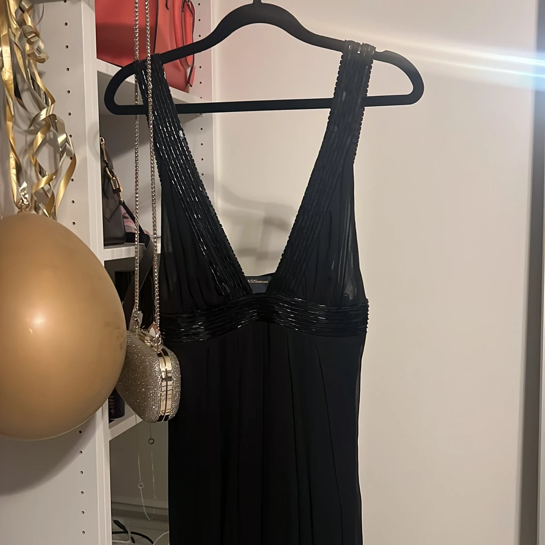 Svart långklänning med djup urringning