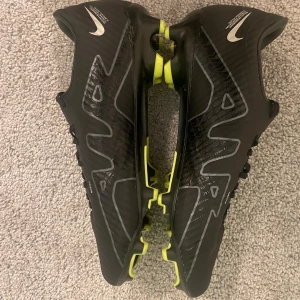 Nike mecruial air black - Riktigt snygga svarta Nike fotboll skor till ett sjukt bra pris inte förhandlingsbart 