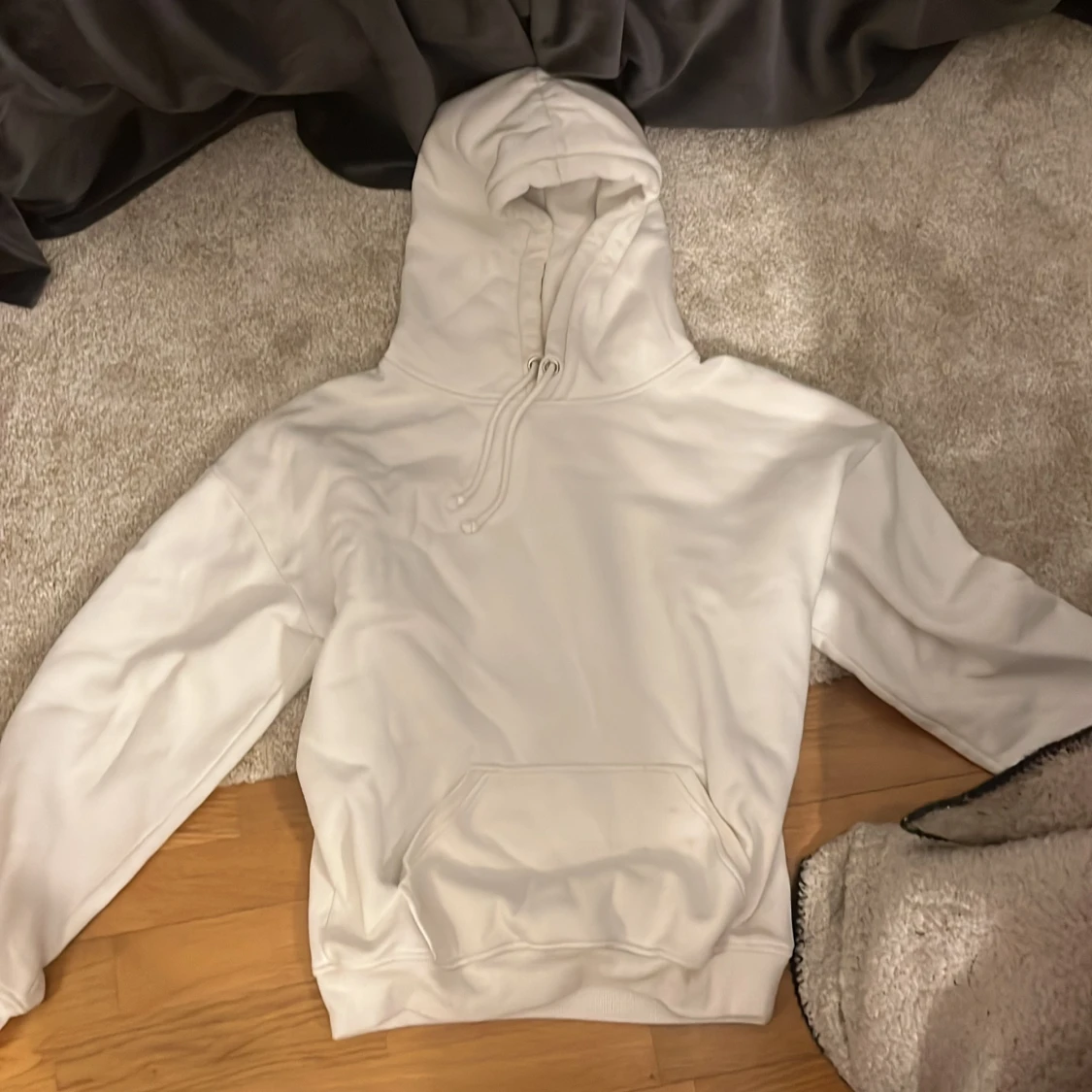 Vit hoodie från bikbok