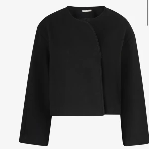 Svart kappa Gina tricot - Snygg svart kappa från Gina tricot, original pris 599kr. Kappan har bara använts 2 gånger.