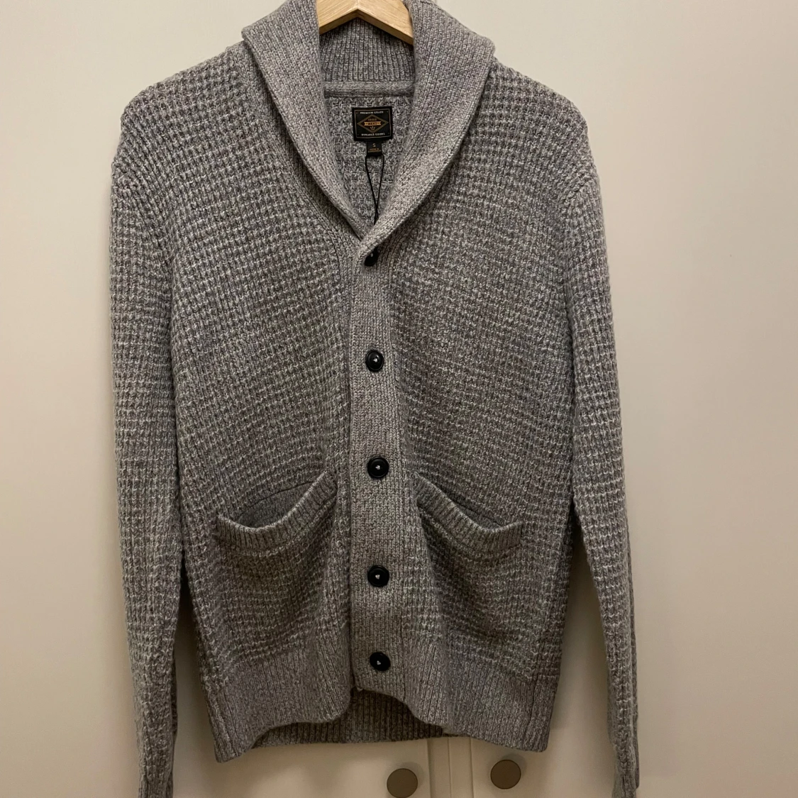 Grå stickad kofta från Next