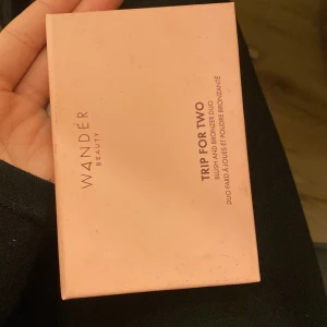 Wander Beauty Trip for Two Blush and Bronzer Duo - Säljer en Wander Beauty Trip for Two duo med rouge och bronzer. Innehåller nyanserna 'Bellini' och 'Costa Rei'. Perfekt för att ge ansiktet en fräsch och solkysst look.