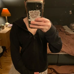 Svart hoodie från SOC - Säljer en svart hoodie från SOC i storlek M. Den har en dragkedja framtill och en bekväm huva. Perfekt till det mest och väldigt skön, kommer dock aldrig till användning. Använd några få gånger. 💕