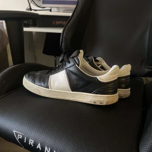 Valentino flycrews - Säljer dessa tvär feta flycrews i storlek 43 i ganska bra skick, tveka inte på att ställa frågor om du är intresserad, först till kvarn