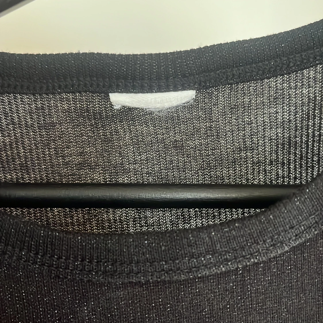 Svart glittrig croppad linnetopp - 91