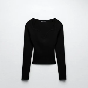 Zara  topp - Supersnygg långärmad topp från Zara med hjärtformad urringning❣️knappt använd, säljer då jag har en liknande 🥰