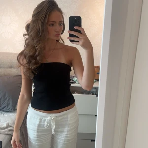 Linnebyxor  - Linnebyxor ifrån Alohba lable. Älskar verkligen dessa och hur de sitter. Dom har tecken på användning och har även en riva vid rumlandet som man enkelt kan sy ihop men kommer antagligen synas något