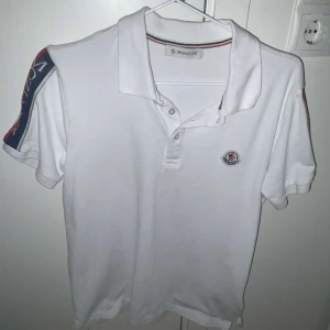 Moncler Piké  - Tja! Säljer denna stil rena Moncler piken med en väldigt nice colour way nu till sommarn❗️| Skick: 10/10! Den har aldrig blivit använd förut! | Storlek: S | Färg: Vit 🤍|  Ny pris ca 3600kr 💰| Tillbehör: tyvärr är inga tillbehör med produkten 😕| Fraktar: Spåras genom PostNord och Instabox 📦| Hör av er för mer information! | Hade gött! 😉👊