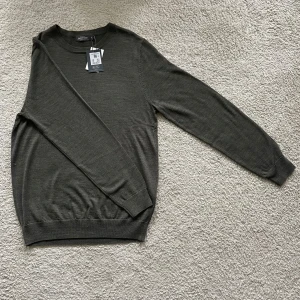 Grå merinoullströja HELT NY - Helt ny merinoullströja köpt för 599kr mitt pris 149kr. Köpt på dressman och är i storlek M. Hör av er vid frågor😁