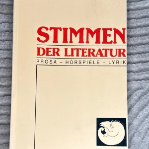 Stimmen der Literatur: Prosa - Hörspiele - Lyrik - En bok med texter av kända författare som Kafka, Böll och Brecht, samt humoristiska inslag av Nöstlinger, Hohler och Kusenberg. Innehåller även unika inspelningar från utbildningsradion i Sverige och norsk radio.