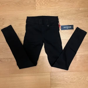 Svarta jeans från True Religion - Snygga äkta svarta jeans från True Religion i en tight passform. Perfekta för en stilren look. Jeansen är tillverkade i ett stretchigt material för att vara extra sköna och snygga. Dessa jeans trendar just nu och är i Runaway kollektionen. Sprillans nya. 399kr är mitt pris som är fast förutom om du är en följare då får du 10% rabatt 💰Ställ gärna frågor!        