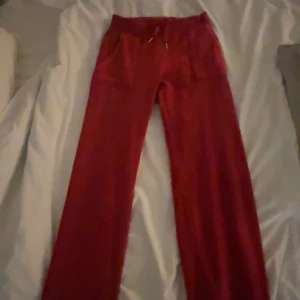 Röda mjukisbyxor från Juicy Couture - Hej säljer nu mina röda juicy couture byxor då dom inte längre faller mig i smaken, dom är dessutom i ett mycket bra skick. Så vid fler frågor så ska ni inte tveka på att höra va er!