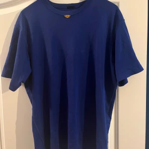 Ovanlig Blå Louis Vuitton Manteiv t-shirt - Jag säljer en väldigt ovanlig Manteiv-Louis Vuitton, inside out t-shirt. Kom gärna med bud vid intresse.