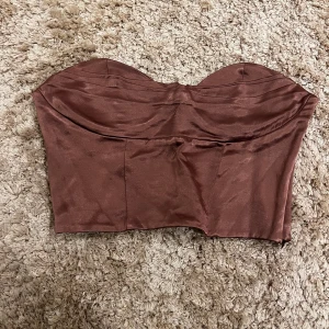 Rosa korsettopp  - Snygg korsettopp från Zara i glansigt material.