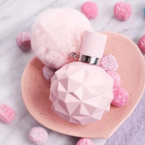 Ariana Grande Sweet like candy (100ml) - Denna parfym kombinerar noter av saftiga bär, krämig vanilj och ljuvlig marshmallow, vilket ger en söt och ungdomlig doftupplevelse. Det är en 100ml parfym med mer eller mindre 30ml kvar ( svårt att avgöra me tanke på flaskan). Köpte parfymen ett väldigt bra tag sen, så flaskan har lite repor och fluffbollen fattas. Så därför jag valt lågt pris.  