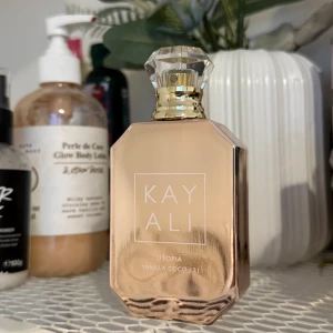 Kayali Utopia Vanilla Coco 21 - Säljer Kayali Utopia Vanilla Coco 21, 50 ml. Den har ca 80% kvar. 850 kr. Skriv till mig så kan jag ta en närmare bild på mängden som är kvar. Kan fraktas mot betalning eller mötas upp i Stockholm.