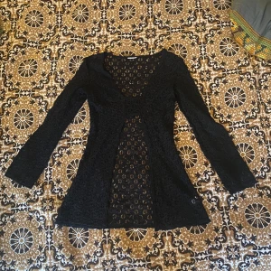 Svart topp i spets  - Supersnygg spetstopp! Så snygg att ha över något💜 stretchig!!