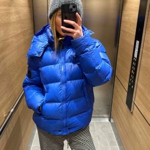Blå pufferjacka med huva - Säljer en snygg, blå, varm pufferjacka  från Disel, jag hittar ingen storlek på denna men den är i stor barnstorlek. Jag på bilderna är 165 men har haft killkompisar som är ca 175 som har kunnat använda jackan, jag skulle motsvara storleken till herr M, jag är en dam xs/s annars och på mig är den snyggt oversized