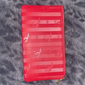 Nytt nessesär- Maison Mollerud - Helt nytt vinrött nessesär från Maison Mollerud. I nyskick.