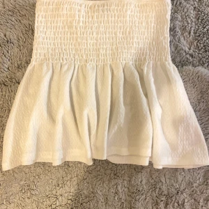 Vit topp från Gina Tricot - Topp från gina tricot, perfekt nu till sommaren!🤍