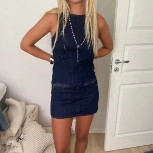Jeansklänning - Snygg mörkblå ärmlös jeansklänning med en tight passform. Köpte den på Plick men den passade inte mig tyvärr!💓
